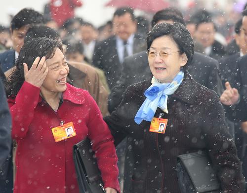 3月8日是國際勞動(dòng)?jì)D女節(jié),一場(chǎng)春雪降臨京城,女代表們冒雪前往北京人民大會(huì)堂,參加十一屆全國人大三次會(huì)議第二次全體會(huì)議,在工作中度過自己的節(jié)日。新華社記者 王建民 攝