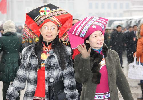 3月8日是國際勞動(dòng)?jì)D女節(jié),一場(chǎng)春雪降臨京城,女代表們冒雪前往北京人民大會(huì)堂,參加十一屆全國人大三次會(huì)議第二次全體會(huì)議,在工作中度過自己的節(jié)日。新華社記者 王建民 攝