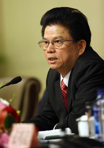 3月9日,十一屆全國人大三次會議新聞中心舉行主題為“經(jīng)濟發(fā)展方式轉(zhuǎn)變與中國工會作用”的集體采訪。全國總工會副主席、書記處書記張鳴起,全國人大代表、廣東省人大常委會副主任、省總工會主席鄧維龍,全國總工會新聞發(fā)言人、宣教部部長李守鎮(zhèn),全國總工會基層組織建設(shè)部部長郭穩(wěn)才,全國總工會保障工作部部長鄒震出席并回答記者提問。這是鄧維龍回答記者提問。新華社記者 袁滿 攝