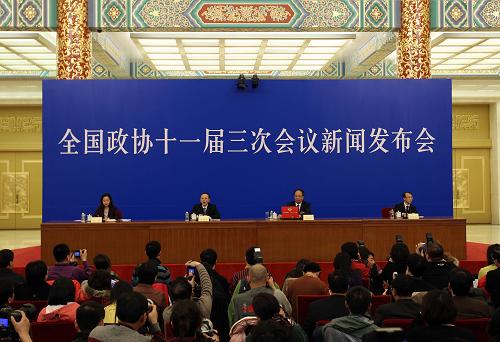 3月2日,全國政協(xié)十一屆三次會議新聞發(fā)布會在北京人民大會堂舉行。大會發(fā)言人趙啟正介紹會議有關(guān)情況并回答中外記者提問。 新華社記者 丁林 攝