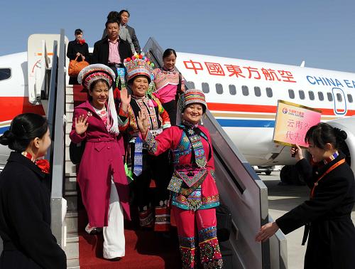 3月2日,出席十一屆全國(guó)人大三次會(huì)議的云南代表團(tuán)抵達(dá)北京。新華社記者 楊宗友 攝