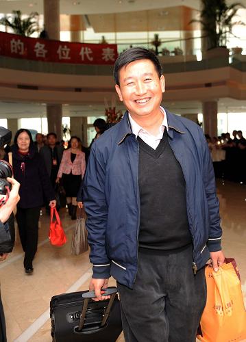 3月2日,出席十一屆全國人大三次會(huì)議的云南代表團(tuán)抵達(dá)駐地。新華社記者 楊宗友 攝