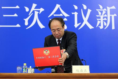 3月2日,全國政協(xié)十一屆三次會議新聞發(fā)布會在北京人民大會堂舉行。大會發(fā)言人趙啟正介紹會議有關(guān)情況并回答中外記者提問。這是新聞發(fā)布會前,趙啟正在擺放筆記本電腦。新華社記者 謝環(huán)馳 攝