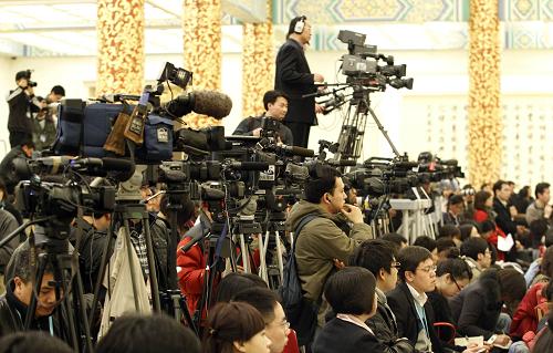 3月2日,全國政協(xié)十一屆三次會議新聞發(fā)布會在北京人民大會堂舉行。大會發(fā)言人趙啟正介紹會議有關情況并回答中外記者提問。這是記者在新聞發(fā)布會上采訪。新華社記者 丁林 攝