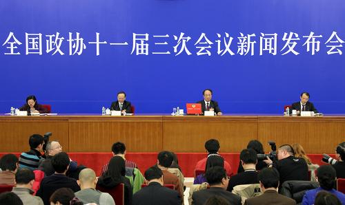 3月2日,全國政協(xié)十一屆三次會議新聞發(fā)布會在北京人民大會堂舉行。大會發(fā)言人趙啟正(右二)介紹會議有關(guān)情況并回答中外記者提問。 新華社記者 邢廣利 攝