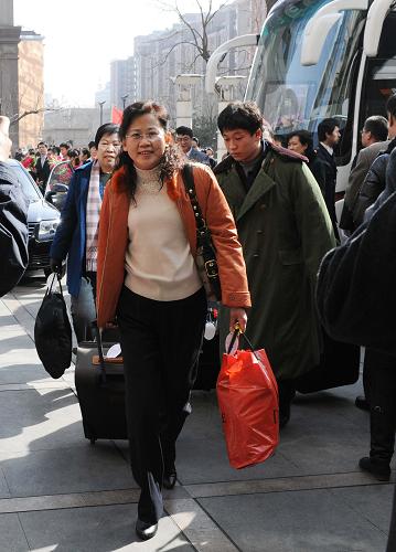 3月2日,出席十一屆全國人大三次會(huì)議的山東代表團(tuán)代表抵達(dá)駐地北京中國職工之家。新華社記者 陳樹根 攝