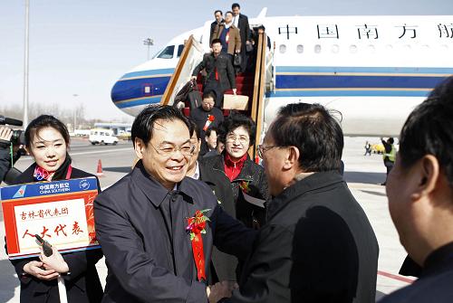 3月2日,出席十一屆全國人大三次會(huì)議的吉林省代表團(tuán)抵達(dá)北京。新華社記者 費(fèi)茂華 攝