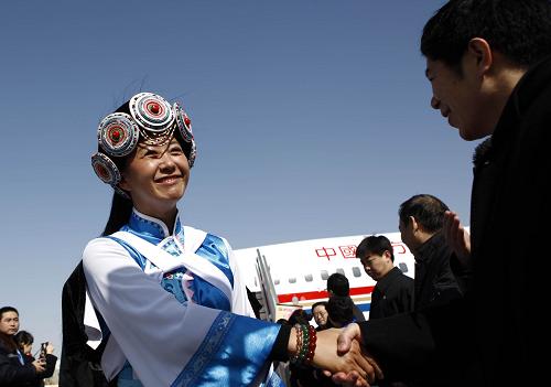 3月2日,出席十一屆全國人大三次會(huì)議的云南代表團(tuán)抵達(dá)北京。新華社記者 費(fèi)茂華 攝