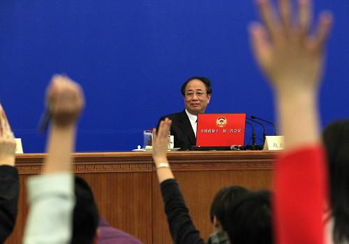 3月2日,全國政協(xié)十一屆三次會議新聞發(fā)布會在北京人民大會堂舉行。大會發(fā)言人趙啟正介紹會議有關(guān)情況并回答中外記者提問。這是記者在舉手提問。新華社記者 謝環(huán)馳 攝