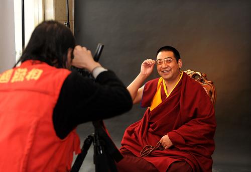 3月4日,全國(guó)政協(xié)委員拉茂賽赤在中國(guó)照相館兩會(huì)服務(wù)點(diǎn)拍照。當(dāng)日,來(lái)自青海塔爾寺的全國(guó)政協(xié)委員拉茂賽赤活佛在會(huì)議休息間歇,來(lái)到位于駐地的中國(guó)照相館兩會(huì)服務(wù)點(diǎn),自己花費(fèi)560元拍攝了一組藝術(shù)寫真照。據(jù)了解,這已經(jīng)是拉茂賽赤連續(xù)第3次兩會(huì)期間在北京留影,他告訴記者,出席全國(guó)政協(xié)會(huì)議是他政治生活中的大事,用拍寫真的方式記錄下來(lái)具有特別的意義。新華社記者 李紫恒 攝