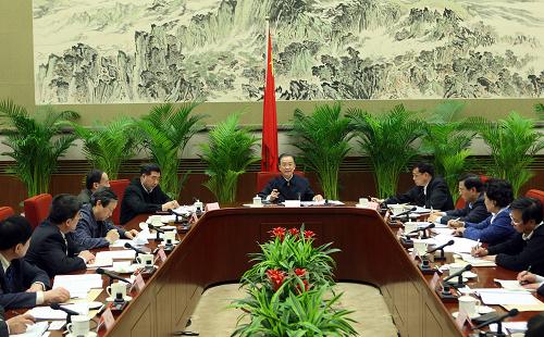 1月22日,溫家寶就經(jīng)濟方面問題聽取代表意見。1月22日至2月1日,國務(wù)院總理溫家寶在北京中南海主持召開五次座談會,征求對即將提請十一屆全國人大三次會議審議的《政府工作報告》的意見。新華社記者 劉衛(wèi)兵 攝