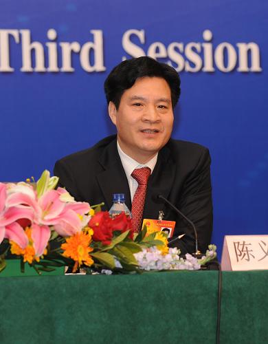 這是全國(guó)人大代表、湖北省武漢凱迪控股投資有限公司董事長(zhǎng)陳義龍?jiān)诨卮鹩浾叩奶釂?wèn)。 新華社記者 李紫恒攝