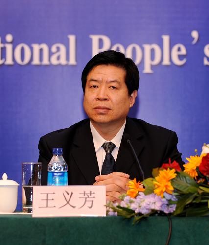 這是全國(guó)人大代表、河北鋼鐵集團(tuán)有限公司董事長(zhǎng)、總經(jīng)理王義芳在傾聽(tīng)記者的提問(wèn)。新華社記者 李紫恒 攝