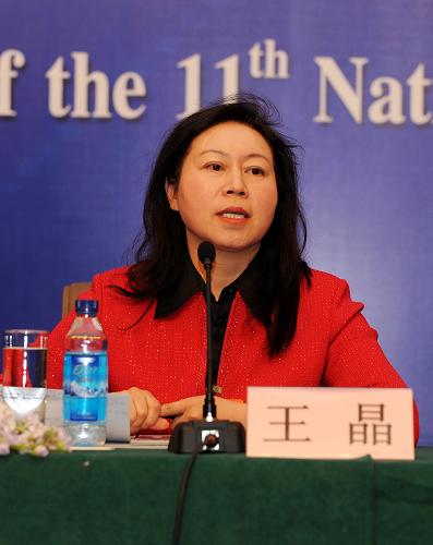 這是全國(guó)人大代表、福建新大陸科技集團(tuán)有限公司總裁王晶在回答記者的提問(wèn)。新華社記者 李紫恒 攝