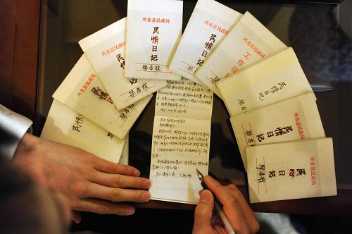 3月10日,全國人大代表、廣西興業(yè)縣民政局局長梁啟波在整理“民情日記”。梁啟波喜歡別人叫他“阿波”,18年來,這位樸實的代表用樸實的記錄方式,寫下了一本本樸實的“民情日記”。“我一共寫了70多本民情日記,這是我18年來的習慣,已經(jīng)改不掉了。”操著一口廣西話,梁啟波認真地對記者說,“我是搞民政工作的,記日記能夠讓我及時記錄下百姓的疾苦,盡量為他們提供必要的幫助。”正在北京舉行的兩會上,來自全國的數(shù)千名代表委員正在履行自己記錄民意、集思民意,反映民意的神圣職責。日記、DV、博客……雖然他們采取的記錄方式不同,但目的是相同的,那就是更好地履行職責,反映最基層百姓的心聲。新華社記者 金良快 攝