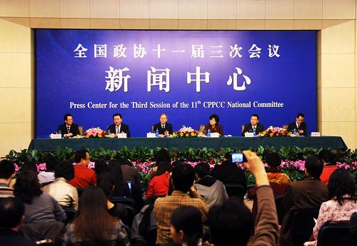 3月11日,全國政協(xié)十一屆三次會議在北京梅地亞中心舉行主題為“政協(xié)委員談促進就業(yè)”的集體采訪。全國政協(xié)委員張世平、王健林、徐冠巨、景天魁、俞敏洪出席并回答記者提問。 新華社記者 李紫恒攝