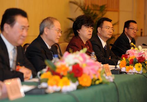 3月11日,全國政協(xié)十一屆三次會議在北京梅地亞中心舉行主題為“政協(xié)委員談促進就業(yè)”的集體采訪。全國政協(xié)委員張世平、王健林、徐冠巨、景天魁、俞敏洪出席并回答記者提問。 這是全國政協(xié)委員王健林、景天魁、張世平、徐冠巨、俞敏洪(從左至右)在會場上。 新華社記者 李紫恒攝