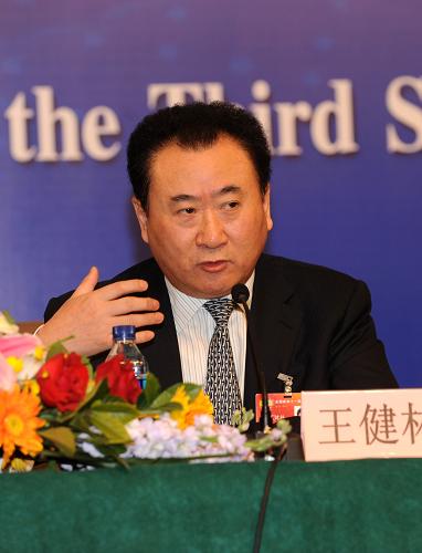 這是全國政協(xié)委員王健林在回答記者提問。 新華社記者 李紫恒攝