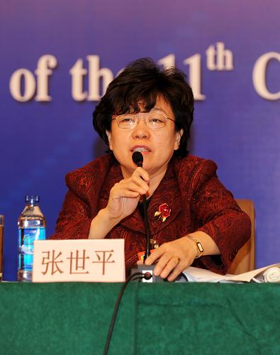這是全國政協(xié)委員張世平在回答記者提問。 新華社記者 李紫恒攝