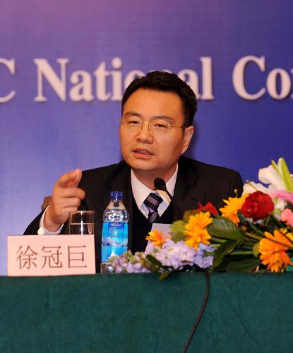 這是全國政協(xié)委員徐冠巨在回答記者提問。 新華社記者 李紫恒攝