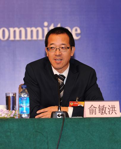 這是全國政協(xié)委員俞敏洪在回答記者提問。 新華社記者 李紫恒攝