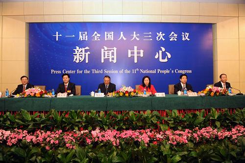 部分從事企業(yè)管理工作的代表談“人大代表在應(yīng)對(duì)國(guó)際金融危機(jī)沖擊中的作用” 3月11日,十一屆全國(guó)人大三次會(huì)議新聞中心在北京梅地亞中心舉行主題為“人大代表在應(yīng)對(duì)國(guó)際金融危機(jī)沖擊中的作用”的集體采訪。聯(lián)想控股有限公司總裁柳傳志(左三),福建新大陸科技集團(tuán)有限公司總裁王晶(右三),湖北省武漢凱迪控股投資有限公司董事長(zhǎng)陳義龍(左二),河北鋼鐵集團(tuán)有限公司董事長(zhǎng)、總經(jīng)理王義芳(右二),中糧集團(tuán)有限公司總裁助理岳國(guó)君(右一)出席并回答記者提問(wèn)。 新華社記者 李紫恒攝