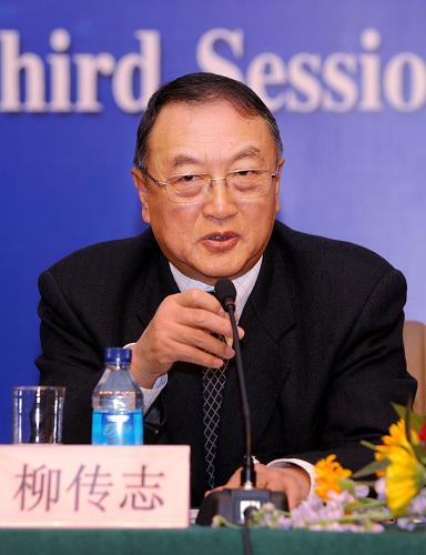 這是全國(guó)人大代表、聯(lián)想控股有限公司總裁柳傳志在回答記者的提問(wèn)。 新華社記者 李紫恒攝
