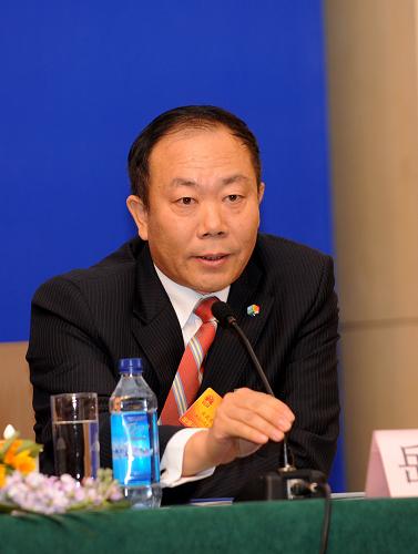這是全國(guó)人大代表、中糧集團(tuán)有限公司總裁助理岳國(guó)君在回答記者的提問(wèn)。 新華社記者 李紫恒攝