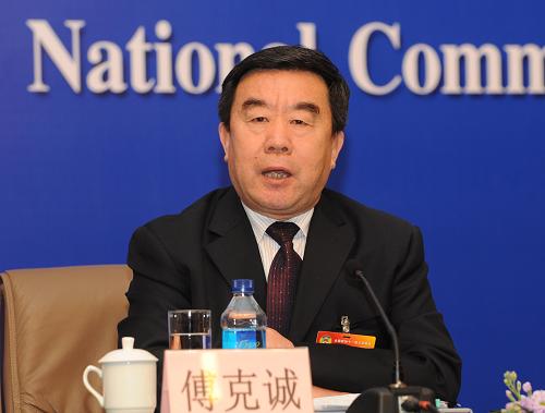 這是全國政協(xié)委員、江西省政協(xié)主席傅克誠在回答記者提問。 新華社記者李紫恒攝