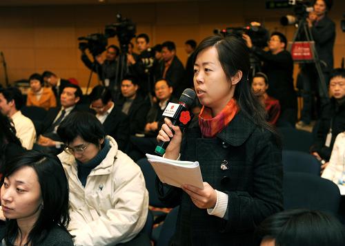 這是一名記者在提問。 新華社記者李紫恒攝