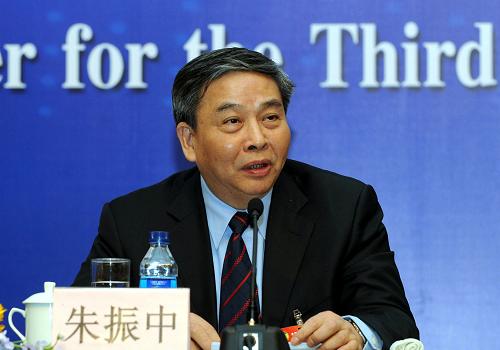 這是全國政協(xié)委員、廣州市政協(xié)主席朱振中在回答記者提問。 新華社記者李紫恒攝