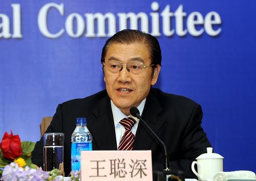 這是福州市政協(xié)副主席王聰深在回答記者提問。 新華社記者李紫恒攝