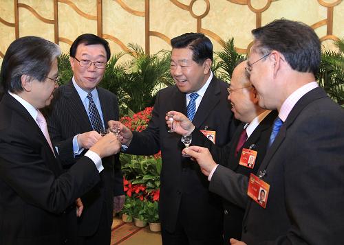 全國政協(xié)辦公廳、中央統(tǒng)戰(zhàn)部舉行招待會招待港澳地區(qū)全國政協(xié)委員 3月11日晚,全國政協(xié)辦公廳、中央統(tǒng)戰(zhàn)部在北京釣魚臺國賓館舉行招待會,招待出席全國政協(xié)十一屆三次會議的香港特別行政區(qū)和澳門特別行政區(qū)全國政協(xié)委員。中共中央政治局常委、全國政協(xié)主席賈慶林出席。 新華社記者龐興雷攝