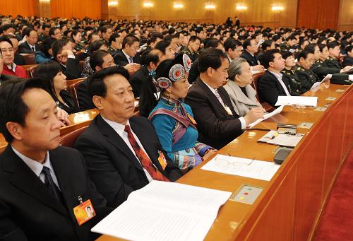 3月9日,十一屆全國(guó)人大三次會(huì)議在北京人民大會(huì)堂舉行第三次全體會(huì)議。這是代表認(rèn)真聽會(huì)。 新華社記者 陳樹根 攝