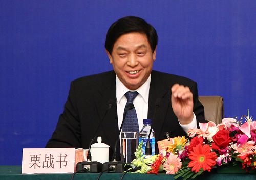 3月9日,栗戰(zhàn)書在回答記者提問。新華社記者 邢廣利 攝