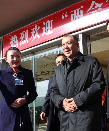 3月2日,來自香港和澳門的代表、委員抵達(dá)北京首都機(jī)場(chǎng),準(zhǔn)備出席即將召開的兩會(huì)。這是全國政協(xié)副主席何厚鏵抵京。新華社記者 劉衛(wèi)兵 攝