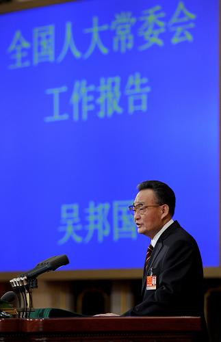 3月10日,十一屆全國(guó)人大四次會(huì)議在北京人民大會(huì)堂舉行第二次全體會(huì)議。全國(guó)人民代表大會(huì)常務(wù)委員會(huì)委員長(zhǎng)吳邦國(guó)作全國(guó)人民代表大會(huì)常務(wù)委員會(huì)工作報(bào)告。新華社記者 馬占成 攝