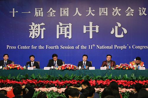3月9日,十一屆全國人大四次會議在梅地亞新聞中心多功能廳舉行記者會。貴州省委書記栗戰(zhàn)書,貴州省委副書記、省長趙克志等就“欠發(fā)達(dá)的貴州如何實現(xiàn)歷史性的跨越”等相關(guān)問題回答中外記者提問。新華社記者 邢廣利 攝