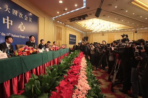 3月9日,十一屆全國人大四次會議在梅地亞新聞中心多功能廳舉行記者會。貴州省委書記栗戰(zhàn)書,貴州省委副書記、省長趙克志等就“欠發(fā)達(dá)的貴州如何實現(xiàn)歷史性的跨越”等相關(guān)問題回答中外記者提問。新華社記者 邢廣利 攝