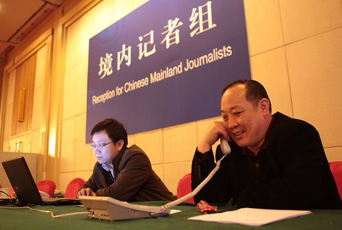 2月26日,新聞中心的工作人員在值班。 新華社記者 邢廣利 攝