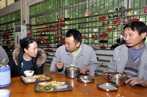胡小燕(左)在公司生產(chǎn)車間食堂和工友們交流(2月16日攝)。 在廣東佛山打工十幾年,胡小燕獲得過(guò)公司所在地白坭鎮(zhèn)“十佳外來(lái)工”、三水區(qū)“十佳外來(lái)工”、佛山市“十佳外來(lái)工”稱號(hào),2008年1月21日,經(jīng)過(guò)廣東省十一屆人大一次會(huì)議第三次全體會(huì)議無(wú)記名投票,她成為中國(guó)第一位農(nóng)民工全國(guó)人大代表。 胡小燕現(xiàn)在在佛山市三水新明珠建陶工業(yè)有限公司工作。在完成日常工作的同時(shí),她認(rèn)真地履行職責(zé)。去年兩會(huì),她提交了5項(xiàng)涉及農(nóng)民工權(quán)益的建議,諸如醫(yī)保轉(zhuǎn)移、子女教育、技能培訓(xùn)、工傷賠付等。一年來(lái),她所關(guān)注的還是農(nóng)民工子女入學(xué)、空巢老人等與農(nóng)民工息息相關(guān)的議題。全國(guó)兩會(huì)在即,胡小燕也在積極為兩會(huì)做著最后的準(zhǔn)備。 新華社記者 陳曄華攝