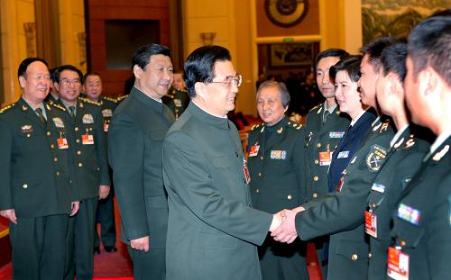 3月12日,中共中央總書記、國家主席、中央軍委主席胡錦濤,出席十一屆全國人大四次會(huì)議解放軍代表團(tuán)全體會(huì)議。中共中央政治局常委、國家副主席、中央軍委副主席習(xí)近平出席會(huì)議。這是會(huì)議結(jié)束時(shí),胡錦濤等軍委領(lǐng)導(dǎo)同志會(huì)見來自基層和一線專業(yè)技術(shù)崗位的部分軍隊(duì)人大代表,并與他們進(jìn)行親切交談。新華社記者 李剛 攝