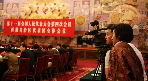 3月7日,出席十一屆全國人大四次會(huì)議的西藏代表團(tuán)在北京人民大會(huì)堂舉行全體會(huì)議,審議政府工作報(bào)告、審查“十二五”規(guī)劃綱要草案。這是兩位來自西藏的記者在會(huì)議現(xiàn)場采訪。新華社記者 鄭煥松 攝