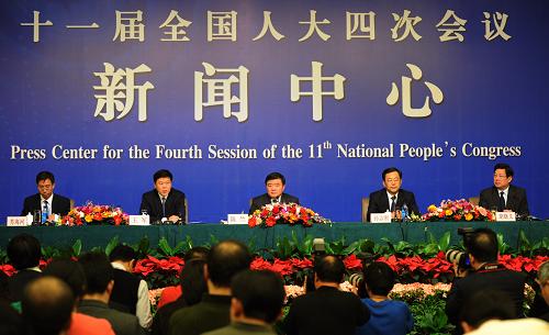 3月9日,十一屆全國(guó)人大四次會(huì)議在北京梅地亞兩會(huì)新聞中心舉行記者會(huì)。衛(wèi)生部部長(zhǎng)陳竺,財(cái)政部副部長(zhǎng)王軍,人力資源和社會(huì)保障部副部長(zhǎng)胡曉義,發(fā)改委副主任、國(guó)務(wù)院醫(yī)改辦公室主任孫志剛就“深化醫(yī)藥衛(wèi)生體制改革”的相關(guān)問(wèn)題回答中外記者的提問(wèn)。新華社記者 楊世堯 攝