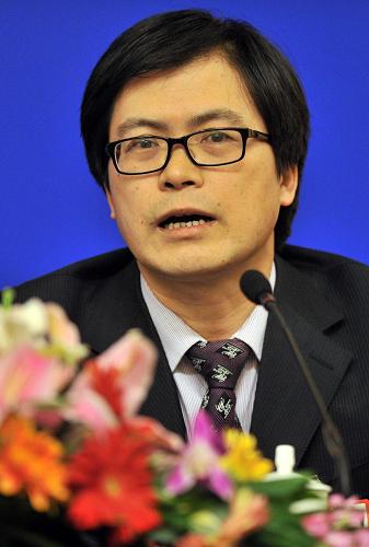 3月5日,全國政協(xié)委員李成貴在全國政協(xié)十一屆四次會(huì)議記者會(huì)上回答記者提問。新華社記者 岳月偉 攝