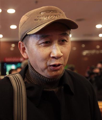 3月2日,全國(guó)政協(xié)委員馮小寧在北京國(guó)際飯店報(bào)到。當(dāng)日,全國(guó)政協(xié)委員陸續(xù)抵京報(bào)到。全國(guó)政協(xié)十一屆四次會(huì)議將于3月3日在北京人民大會(huì)堂開(kāi)幕。新華社記者 邢廣利 攝