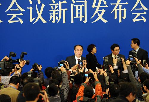 這是發(fā)布會結(jié)束后,記者爭相采訪趙啟正。新華社記者 楊世堯 攝