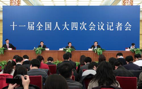 3月6日,十一屆全國人大四次會(huì)議在北京人民大會(huì)堂金色大廳舉行記者會(huì),國家發(fā)展和改革委員會(huì)負(fù)責(zé)人就“十二五”規(guī)劃綱要回答記者提問。新華社記者 邢廣利 攝