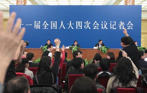 3月6日,十一屆全國人大四次會(huì)議在北京人民大會(huì)堂金色大廳舉行記者會(huì),國家發(fā)展和改革委員會(huì)負(fù)責(zé)人就“十二五”規(guī)劃綱要回答記者提問。這是記者舉手提問。新華社記者 邢廣利 攝