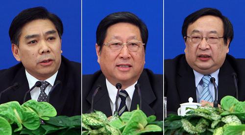 3月6日,國家發(fā)展和改革委員會(huì)主任張平(中)、國家發(fā)展和改革委員會(huì)副主任朱之鑫(右)與國家發(fā)展和改革委員會(huì)副主任徐憲平回答記者提問。新華社記者 邢廣利 攝